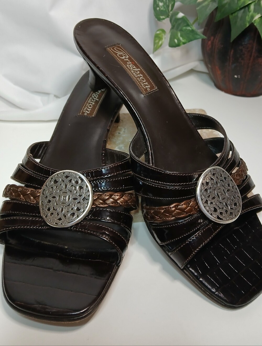 BRIGHTON "KYOTO"  Brown Black Slip On Heeled Sandals Silver Medallion SZ 8.5